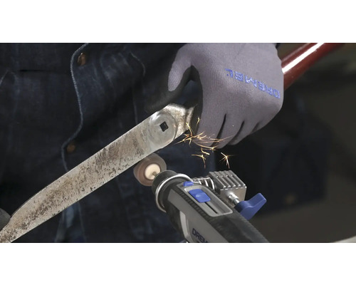 Een Dremel gereedschap slijpt een metalen schijf, vonken springen eraf.