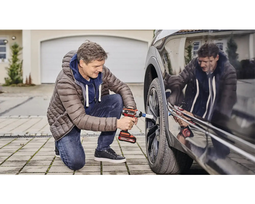 Man verwisselt een autoband met een accuslagschroevendraaier
