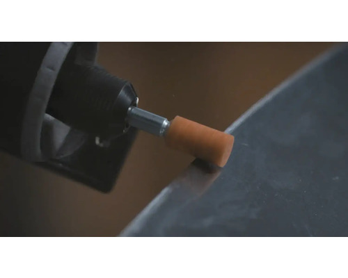 Rotatiegereedschap met polijstaccessoire tijdens het bewerken van een oppervlak