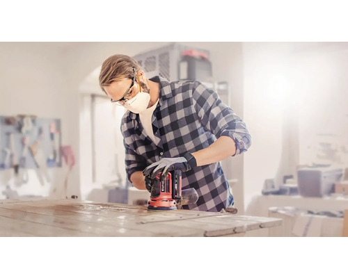 Man schuurt tafelblad met een excentrische schuurmachine