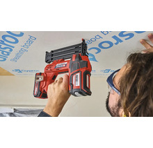 Einhell accuspijkermachine in gebruik op een gipsplaat