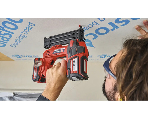 Einhell accuspijkermachine in gebruik op een gipsplaat