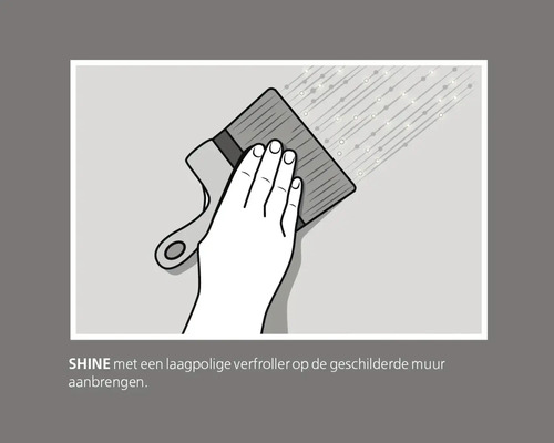 Aanbrengen met een laagpolige verfroller op de geschilderde muur.