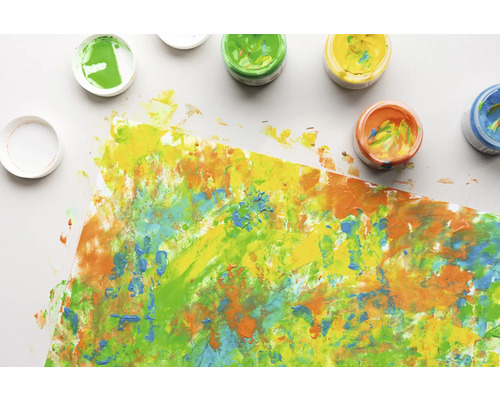Kleurrijk beschilderd doek met verfpotten