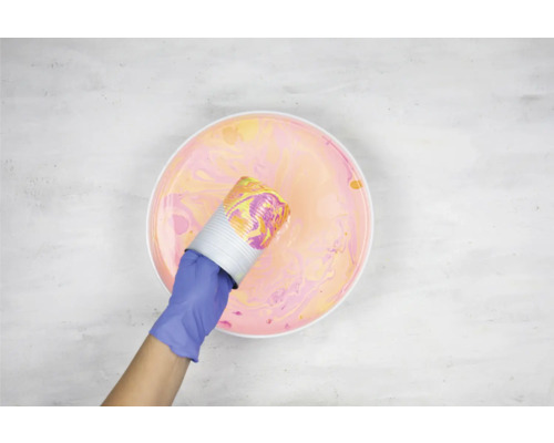 Dompeltechniek: Een container wordt in een verfbad gedompeld.