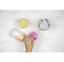 Decoratieve geschenkverpakking met papierstroken in bekers