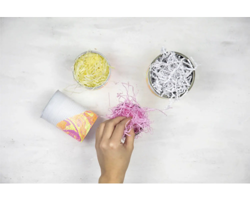 Decoratieve geschenkverpakking met papierstroken in bekers