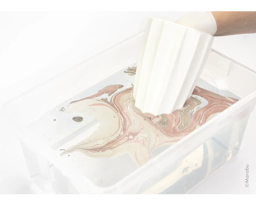 Dompelen van een plantenbak in een marmerbad ter decoratie