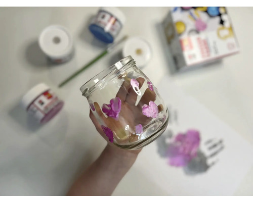 Beschilderde glazen pot met penseel en hobbyverf