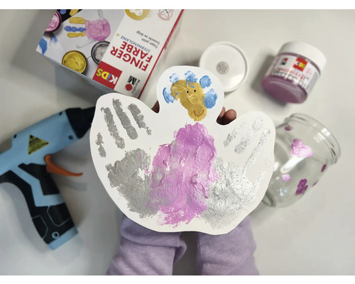 Knutselscène met vingerverf, lijmpistool en beschilderde objecten