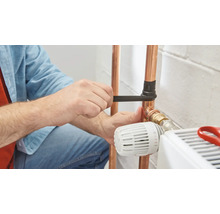 Installatie van koperen leidingen met een pijpsnijder