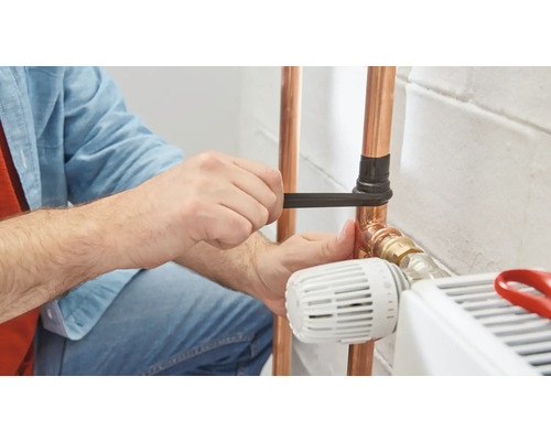 Installatie van een verwarmingssysteem met koperen buizen en thermostatische radiatorafsluiter