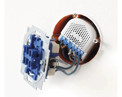 Opbouwschakelaar met elektronische componenten en bedrading in wandcontactdoos