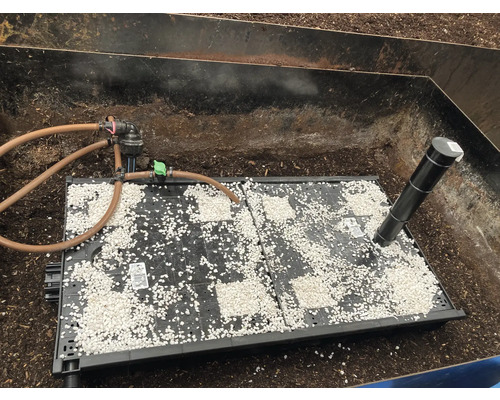 Irrigatiesysteem met slangen en substraat in een plantenbak