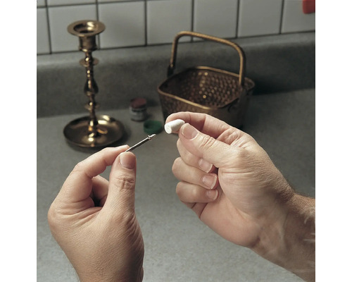 Man bevestigt polijstaccessoire op een boormachine voor metaal polijsten