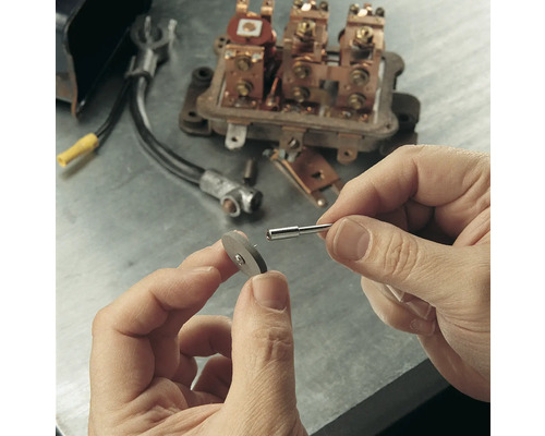 Handen monteren elektrische componenten