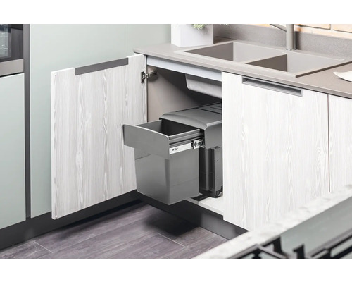 Keukenscène met een grijze afvalemmer in de onderkast onder de gootsteen