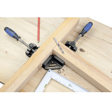 Werkbank met hout, schroefklemmen, winkelhaak en boor