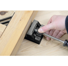 Hoekklem in gebruik met houten werkstukken