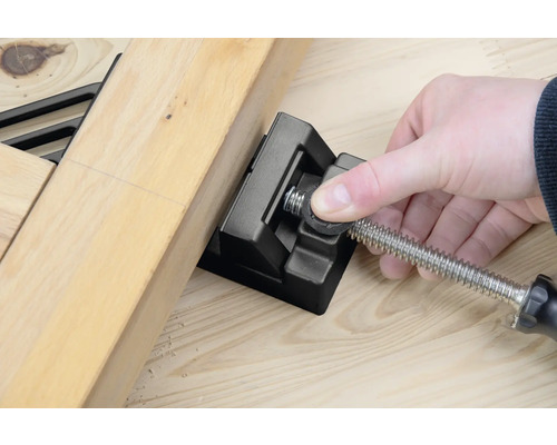 Hoekklem in gebruik met houten werkstukken