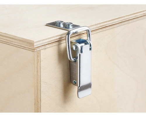 Detailopname van een houten kist met metalen sluiting