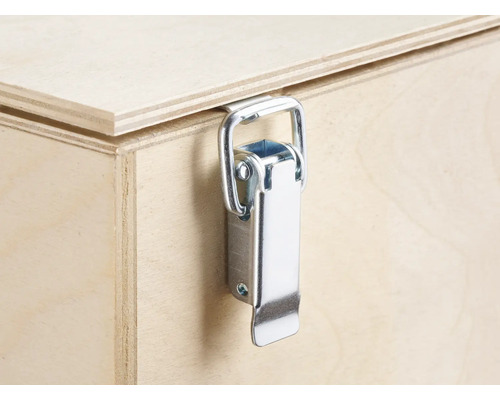 Detail van een houten kist met metalen sluiting