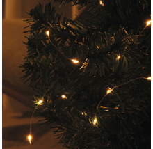 Close-up van een lichtsnoer op een kerstboom
