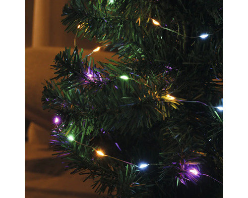 Lichtsnoer met veelkleurige lampjes op een kerstboom