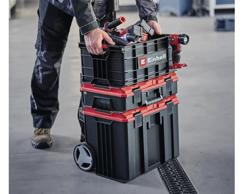 Persoon vervoert Einhell gereedschapskoffers met gereedschap