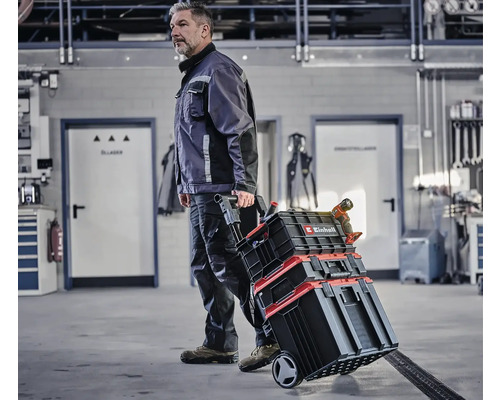 Man vervoert Einhell gereedschapskoffer op wielen in werkplaats
