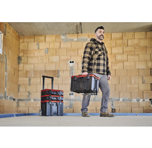 Ambachtsman met gereedschapskist in een casco-woning