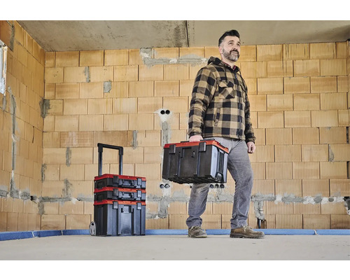 Ambachtsman met gereedschapskist in een casco-woning