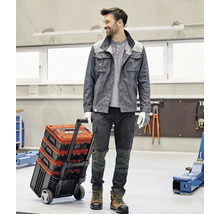 Ambachtsman met gereedschapskoffer trolley in een werkplaats