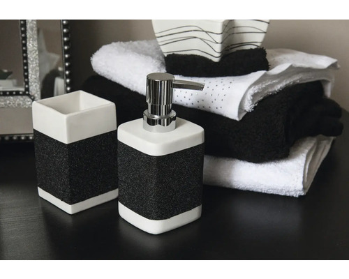 Badkameraccessoires met zeepdispenser, tandenborstelbeker en handdoeken