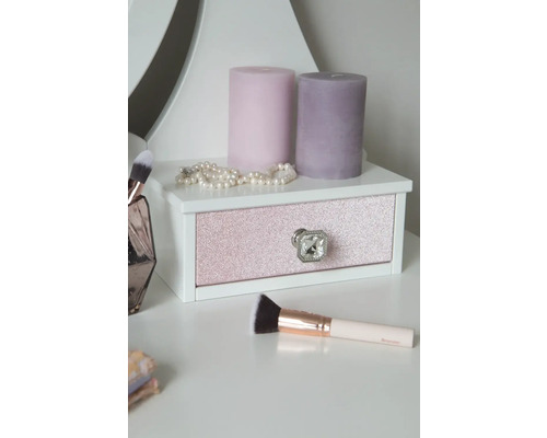 Decoratieve scène met juwelendoos, parelketting en kaarsen