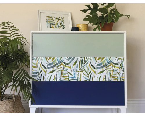 Ladekast met drie laden en plantmotieven als decoratie