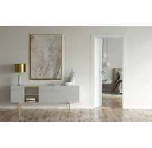 Lichte kamer met dressoir, lamp, schilderij en deur naar de slaapkamer