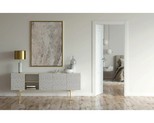 Lichte kamer met dressoir, lamp, schilderij en deur naar de slaapkamer