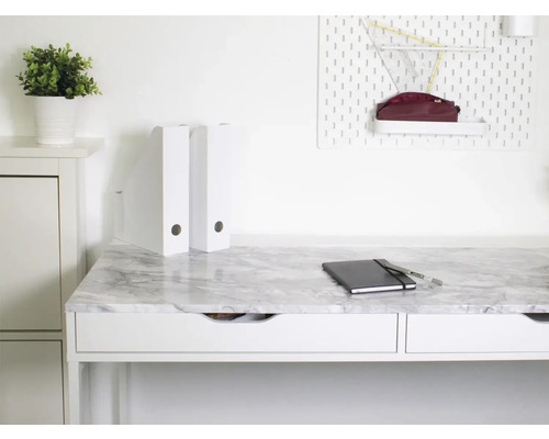 Werkkamer met bureau in marmerlook, notitieboek en opbergvakken