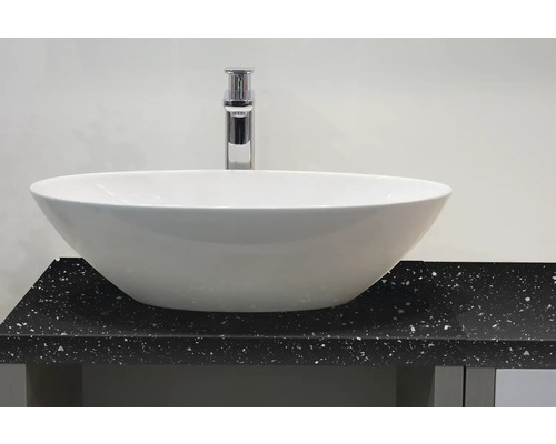 Keramische wastafel op een wastafelmeubel met kraan