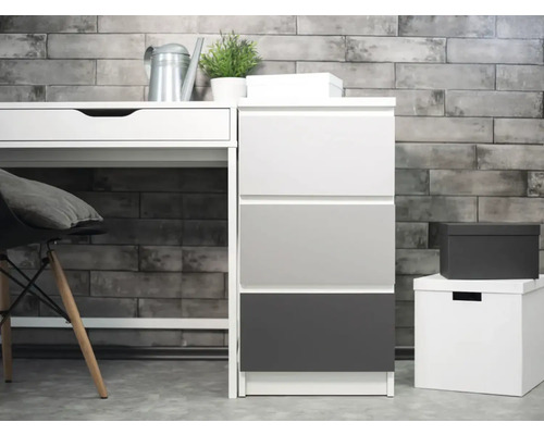 Scene met bureau, lade-element en opbergdozen voor een bakstenen muur