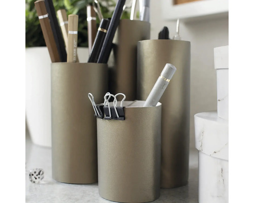 Meerdere pennenbakjes in verschillende formaten met pennen en paperclips