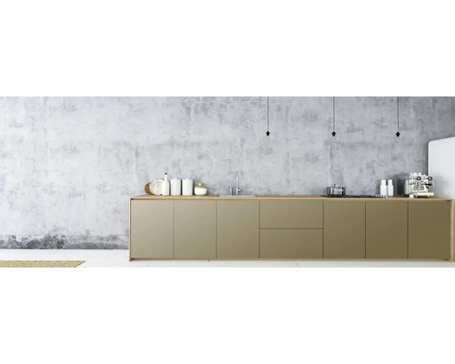 Moderne keuken met aanrecht, gootsteen en apparatuur tegen een betonnen muur