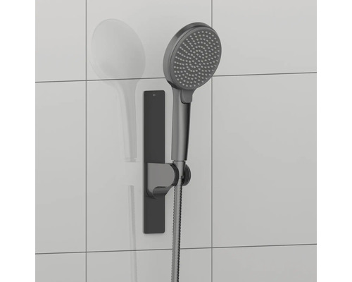 Handdouche met houder aan de muur