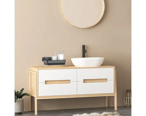 Badkamer met wastafel, spiegel en opbergruimte voor badkamerbenodigdheden