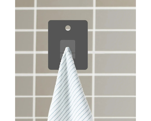 Handdoekhouder met handdoek aan de muur