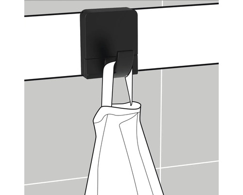 Handdoekhouder met handdoek aan betegelde muur