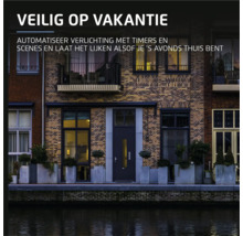 Gevel van een huis aan het water met de tekst: Veilig op vakantie. Automatiseer verlichting met timers en scenes en laat het lijken alsof je ''s avonds thuis bent.