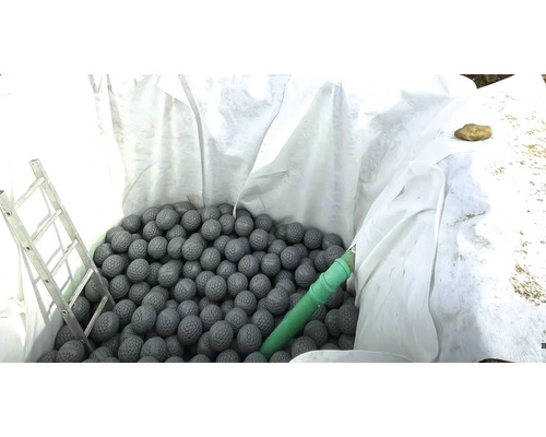 Vijver met filterballen, ladder en slang