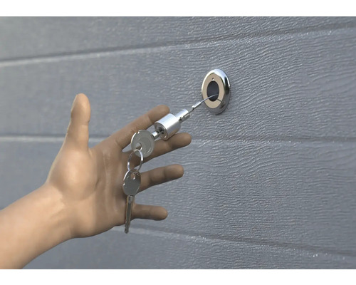 Hand opent garagedeur met sleutel